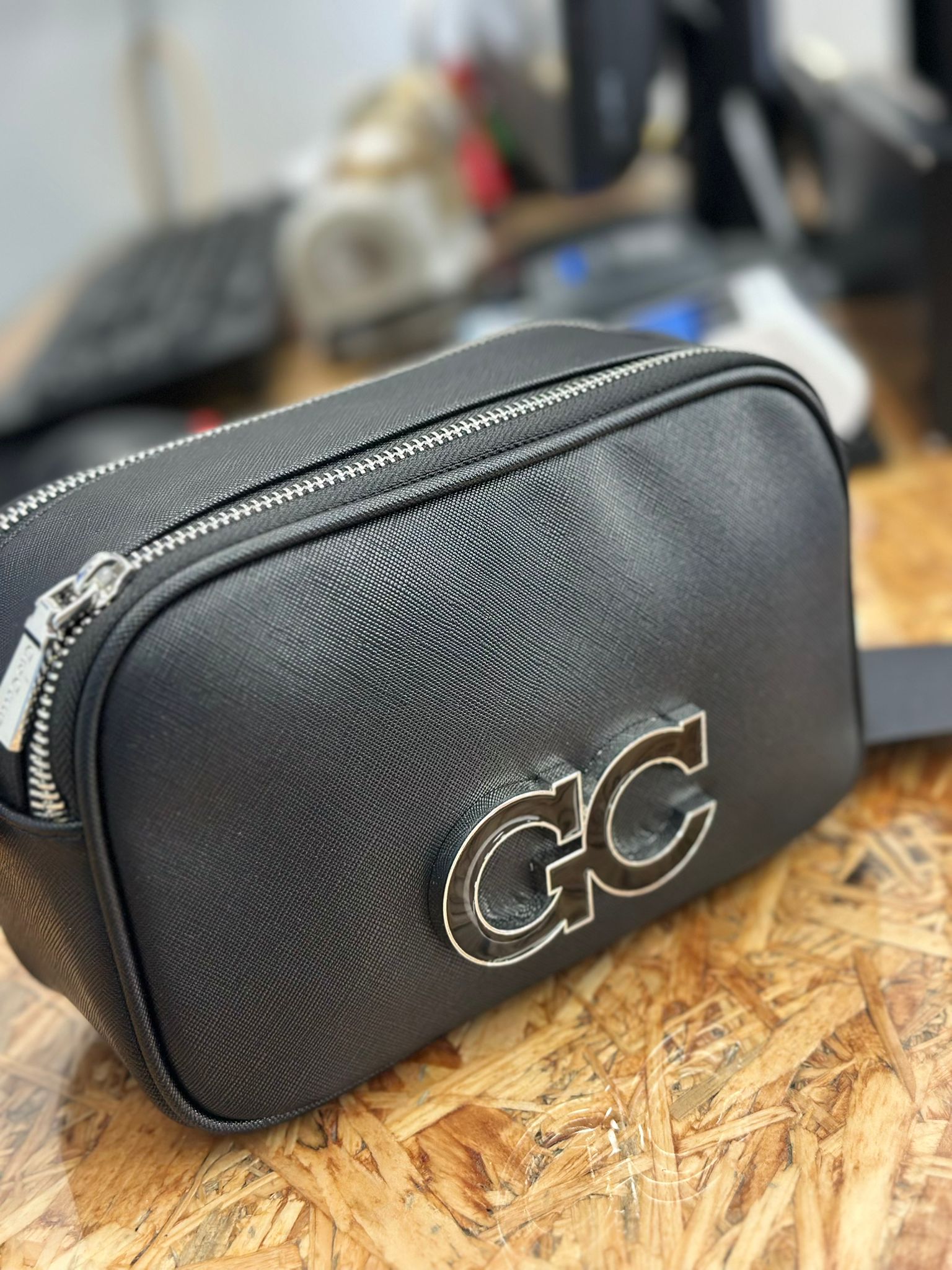 Gio Cellini Borsa Tory con Logo in Rilievo Tono su Tono